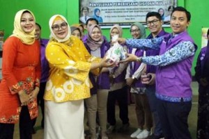 Ketua TP PKK Kuningan saat menghadiri penyuluhan dan Pemeriksaan Kesehatan Gigi dan Mulut Pada Anak di Desa Jambar